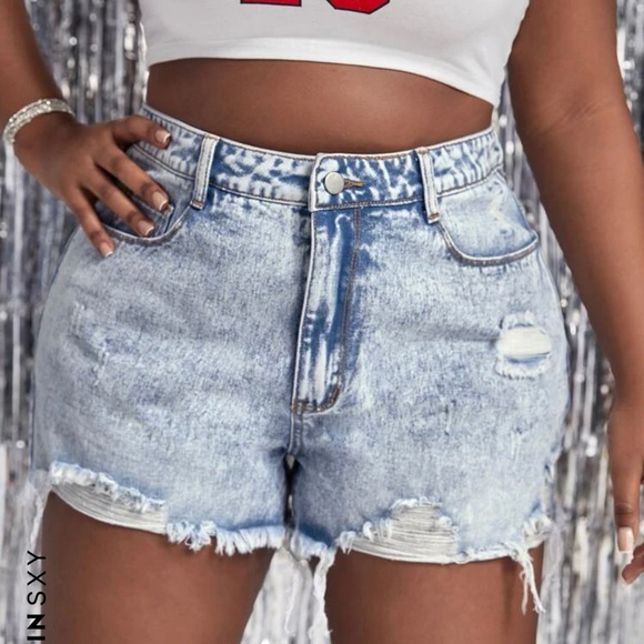 SHEIN Curve Distressed Short Shorts - Picture 4 of 4